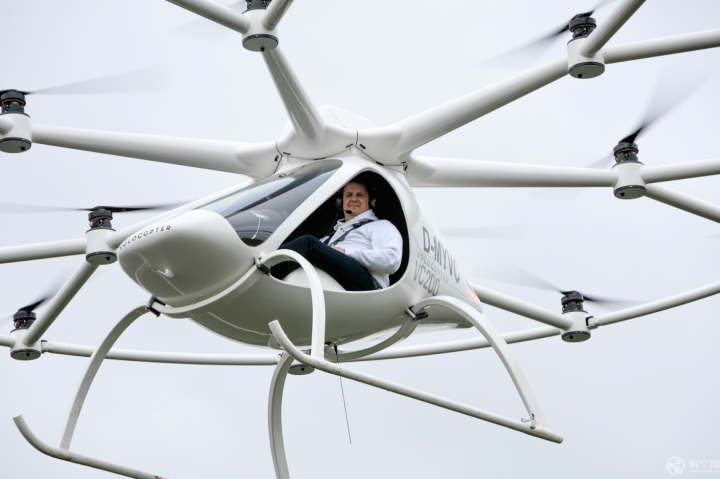炫酷！18旋翼电动直升机完成首次载人飞行。by Nikolay Kazakov