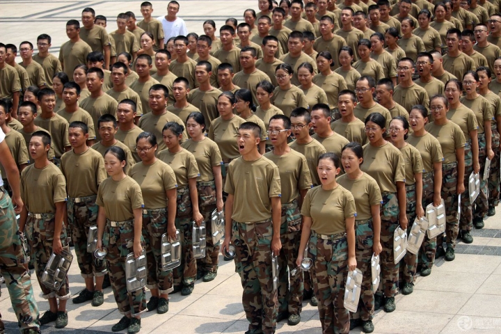 “四川最美大学”2018新生冒酷暑军训已3周，吃饭也列队
