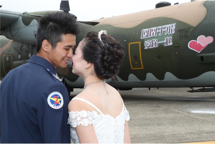 台湾地区空军部门 10月21日在嘉义基地举行“凤凰于飞、爱你一起”官兵集体婚礼