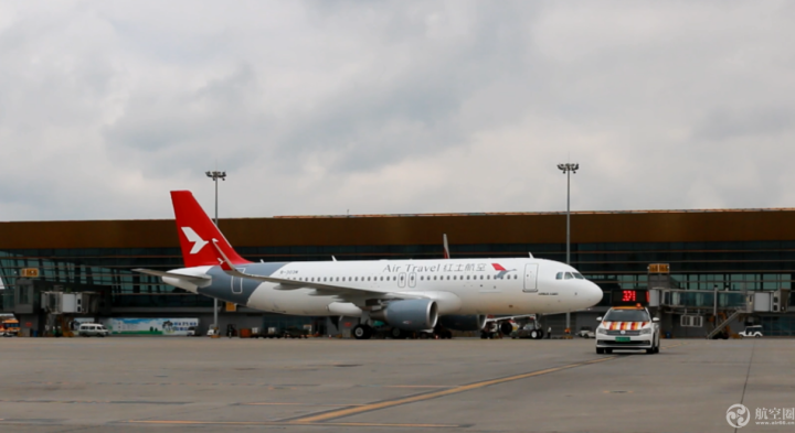 9月20日，云南红土航空第五架飞机抵达昆明并投入运营，新飞机采用了新LOGO、新喷涂，与此同时，红航全新乘务制服正式启用。