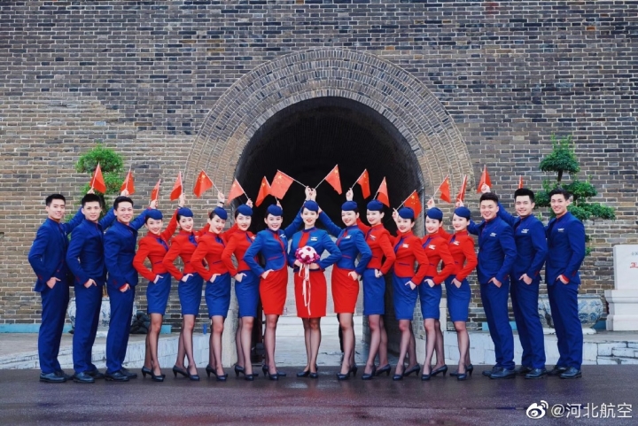  9月24日，河北航空发布第三代空乘制服。