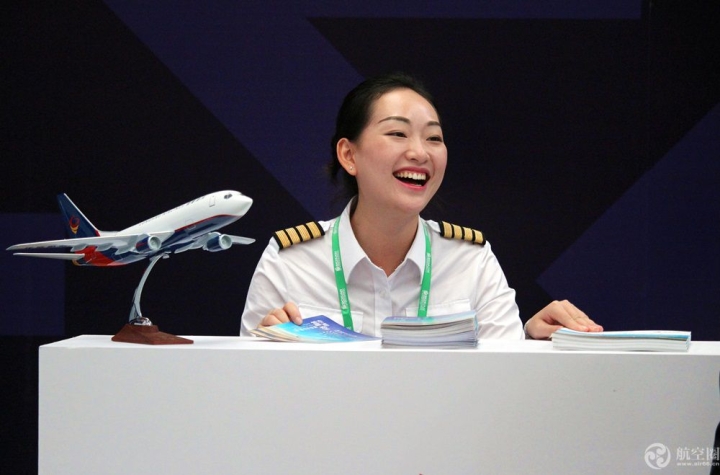 龙浩航空四川飞行培训学校女机长参加四川航展