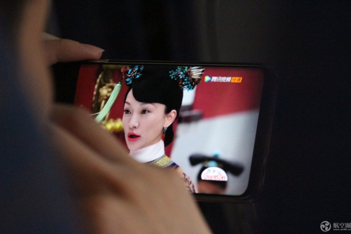 8月27日，四川航空南宁至成都的航班上，一位乘客登机后就开始用手机追剧，观看《如懿传》。