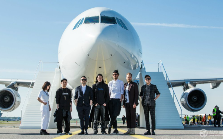 赫尔辛基机场跑道上举行时装秀