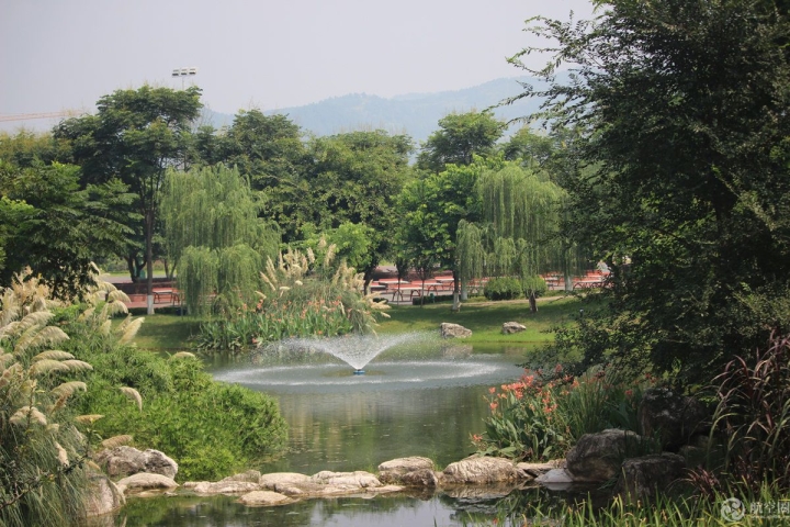 “四川最美大学”2018新生冒酷暑军训已3周，吃饭也列队