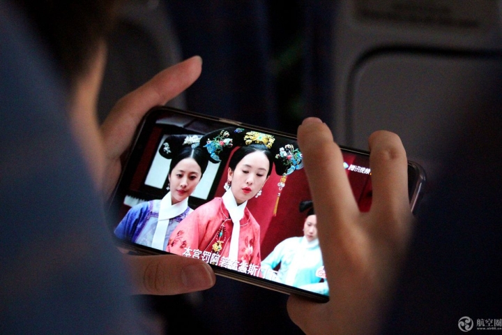 8月27日，四川航空南宁至成都的航班上，一位乘客登机后就开始用手机追剧，观看《如懿传》。