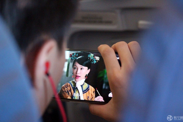 8月27日，四川航空南宁至成都的航班上，一位乘客登机后就开始用手机追剧，观看《如懿传》。