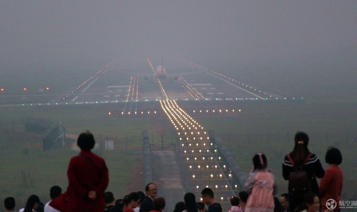 国庆期间成都空港花田吸引众多游客近距离观看飞机降落