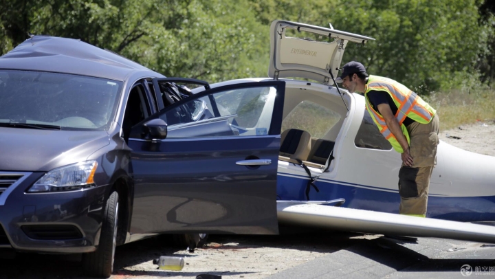 小飞机高速公路上追尾汽车
